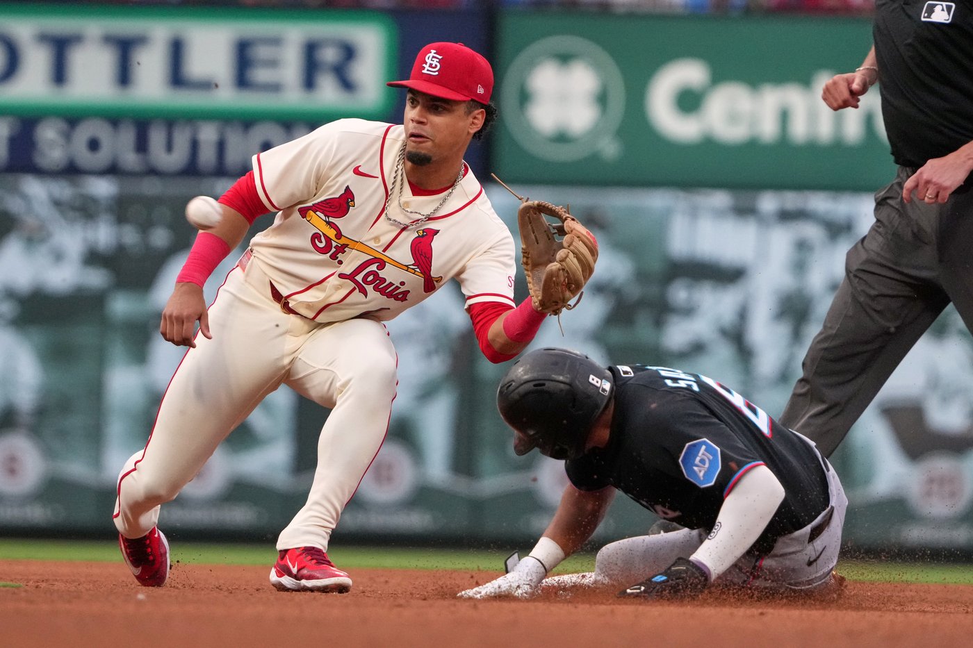 Kyle Stowers drives in 2 as the Marlins beat the Cardinals 5-1 | iNFOnews.ca