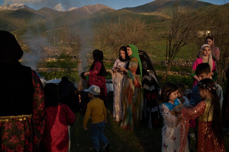 Tradition and worry at an iftar gathering near the Iran-Iraq border in photos | iNFOnews.ca