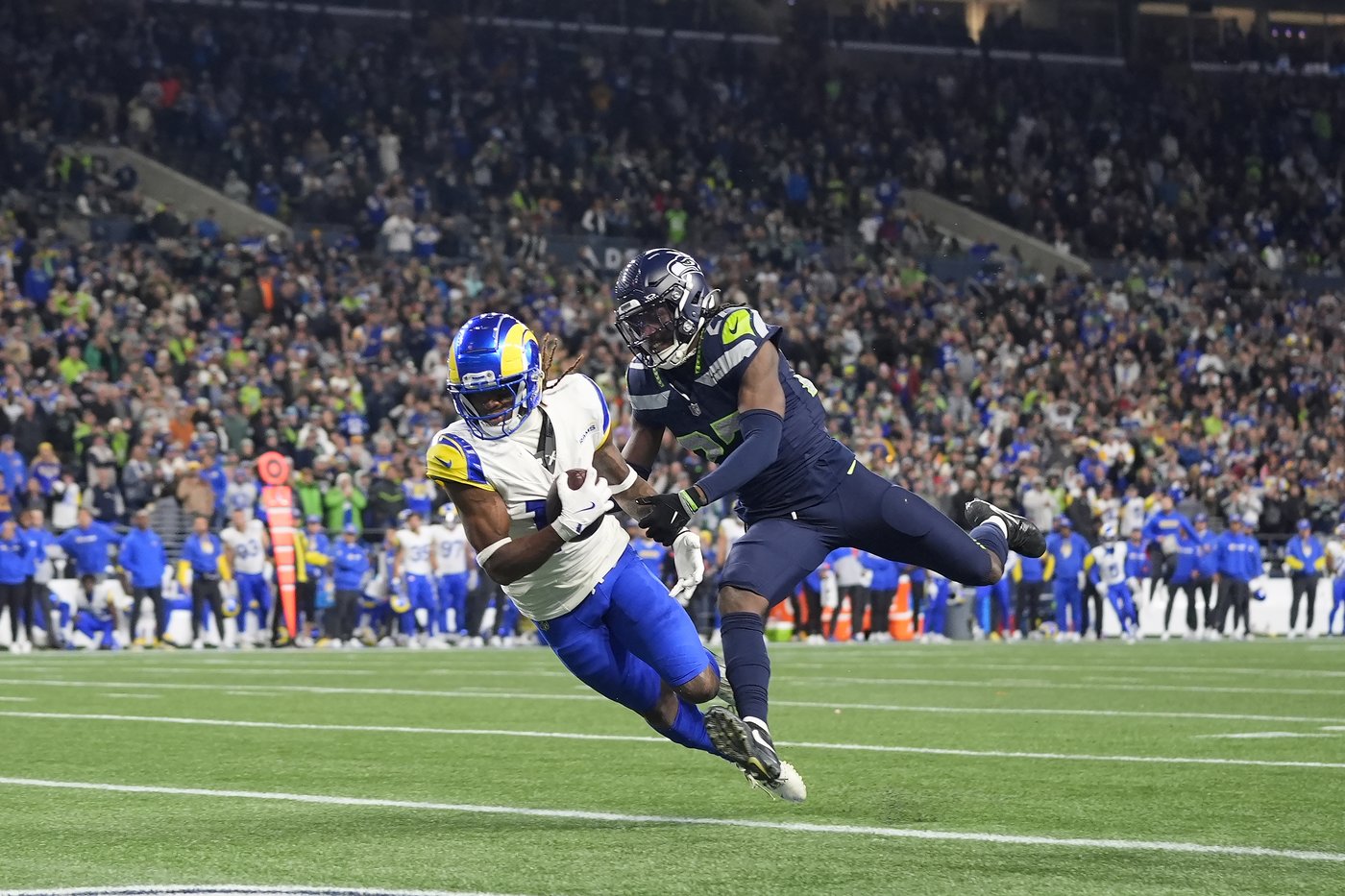 Demarcus Robinson's one-handed catch in OT gives Rams 26-20 win over Seahawks | iNFOnews.ca Demarcus Robinson's one-handed catch in OT gives Rams 26-20 win over Seahawks | iNFOnews.ca
