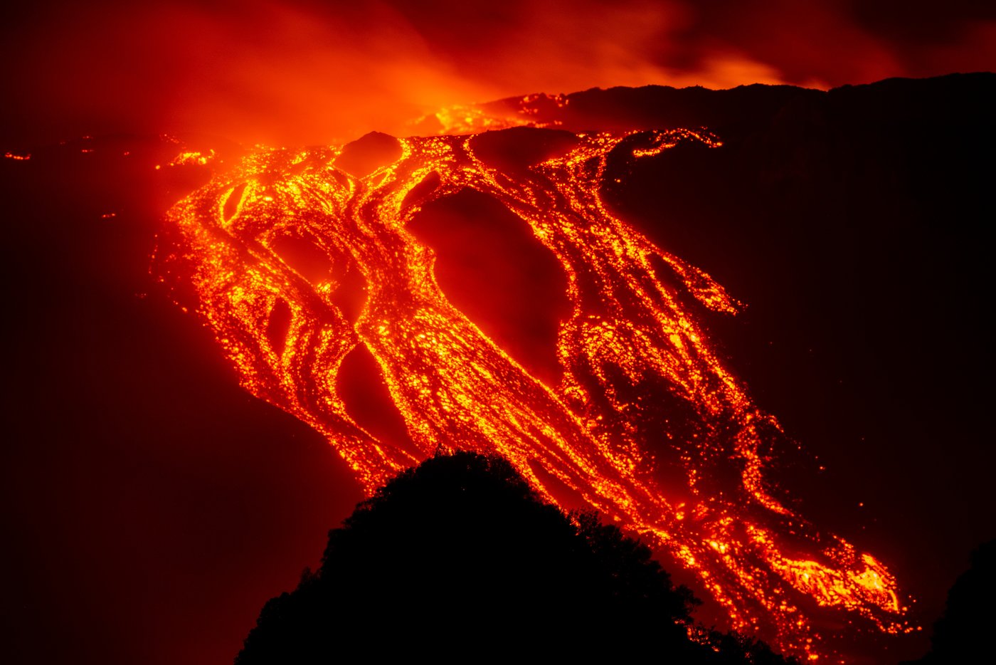 Persistent Etna ash shuts Sicily's busiest airport during peak holiday week | iNFOnews.ca
