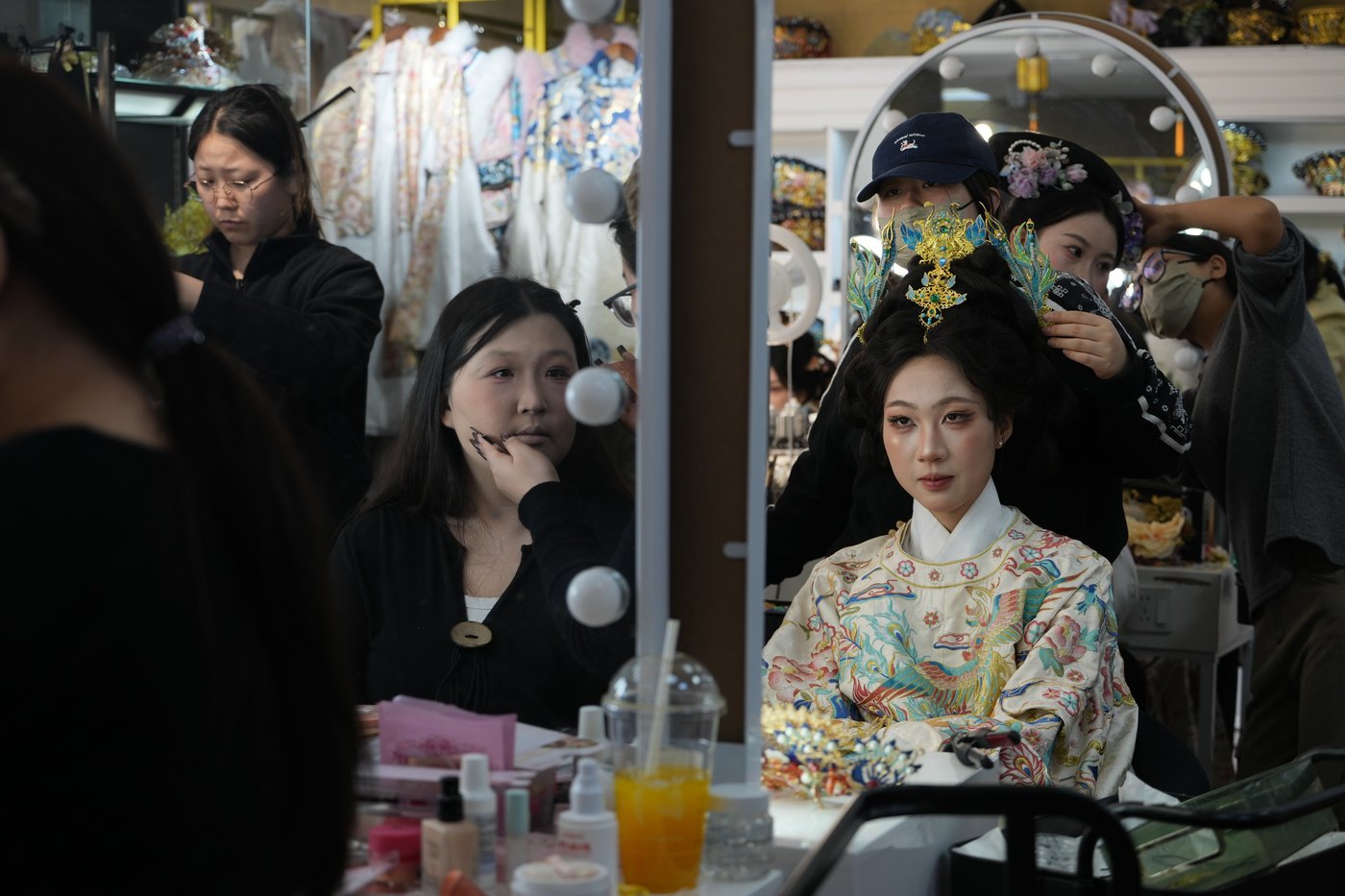 Dressing visitors in ancient China's imperial splendor is booming in Beijing | iNFOnews.ca Dressing visitors in ancient China's imperial splendor is booming in Beijing | iNFOnews.ca