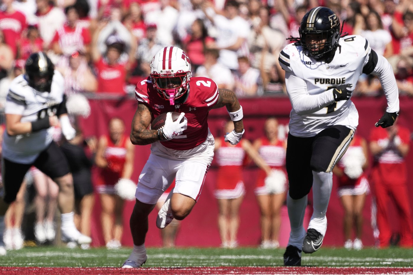 Locke throws for 359 yards and 3 TDs as Wisconsin steamrolls slumping Purdue 52-6 | iNFOnews.ca