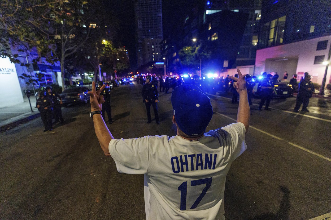 Los Angeles sees city bus burned, store thefts and rowdy crowds after Dodgers win World Series | iNFOnews.ca