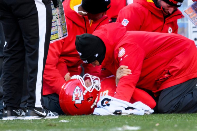 Chiefs' Patrick Mahomes begins rehab after knee surgery with eye on Week 1 return in 2026 | iNFOnews.ca