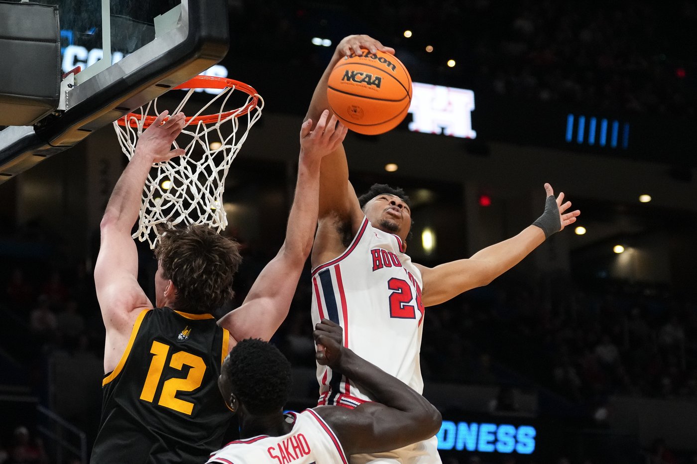 Houston routs Idaho 78-47 in return to March Madness after losing in last year's championship game | iNFOnews.ca