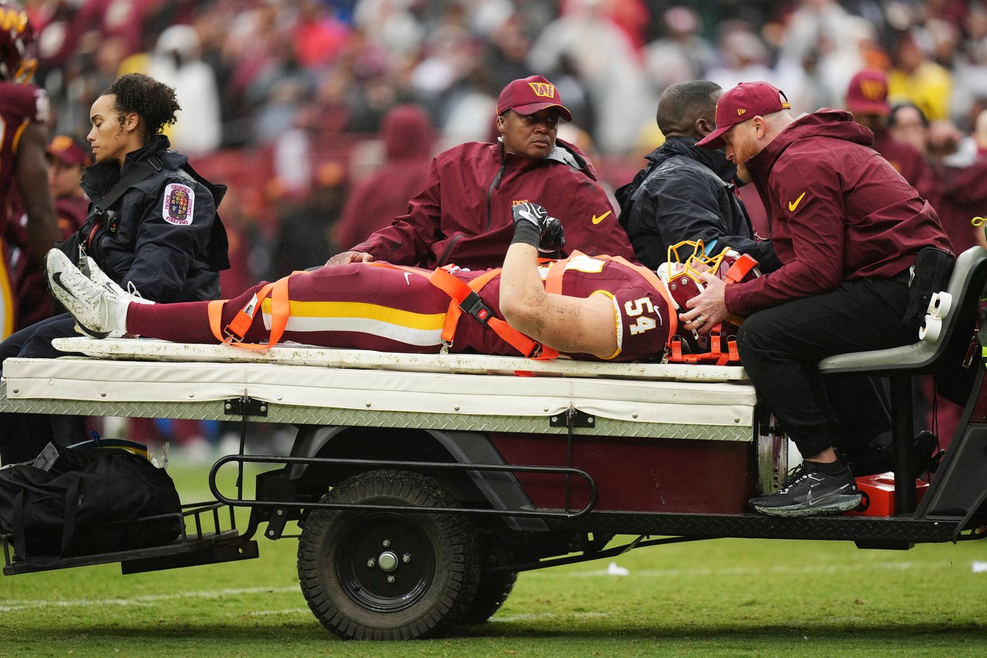 Washington LB Leo Chenal carted off with a neck injury against Seattle | iNFOnews.ca Washington LB Leo Chenal carted off with a neck injury against Seattle | iNFOnews.ca
