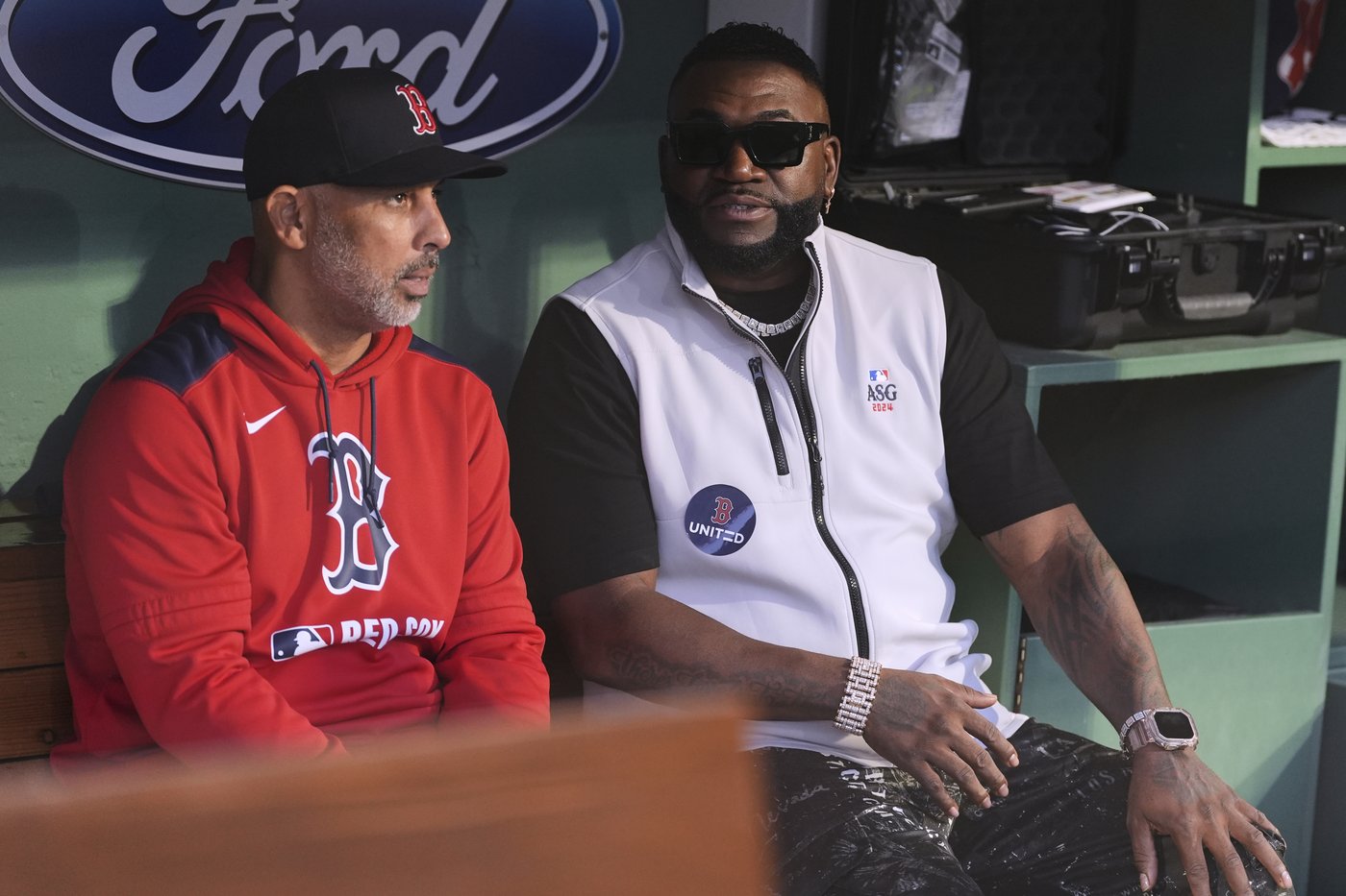 Red Sox manager Alex Cora and Yankees slugger Aaron Judge create happy moment for Cora's twin boys | iNFOnews.ca