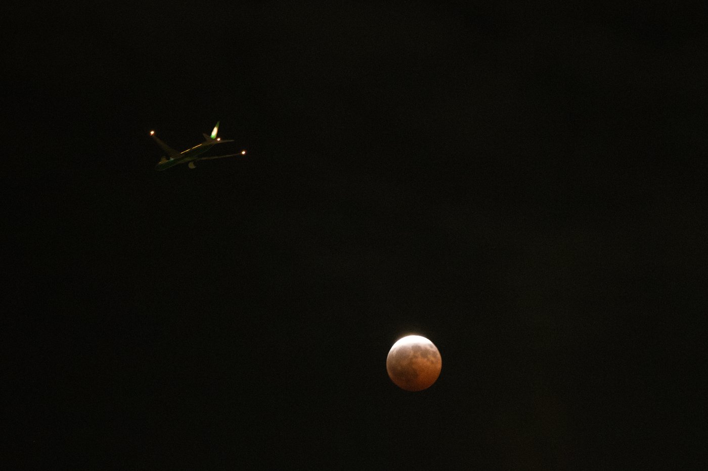 A lunar eclipse lights up skies across the Americas. in photos | iNFOnews.ca