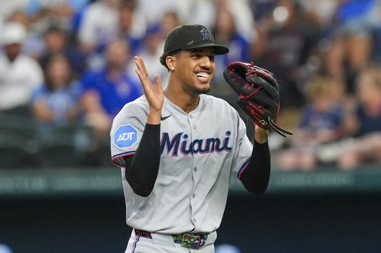 Marlins win 6th in a row with a 4-2 victory over Rangers, who have lost 7 straight | iNFOnews.ca