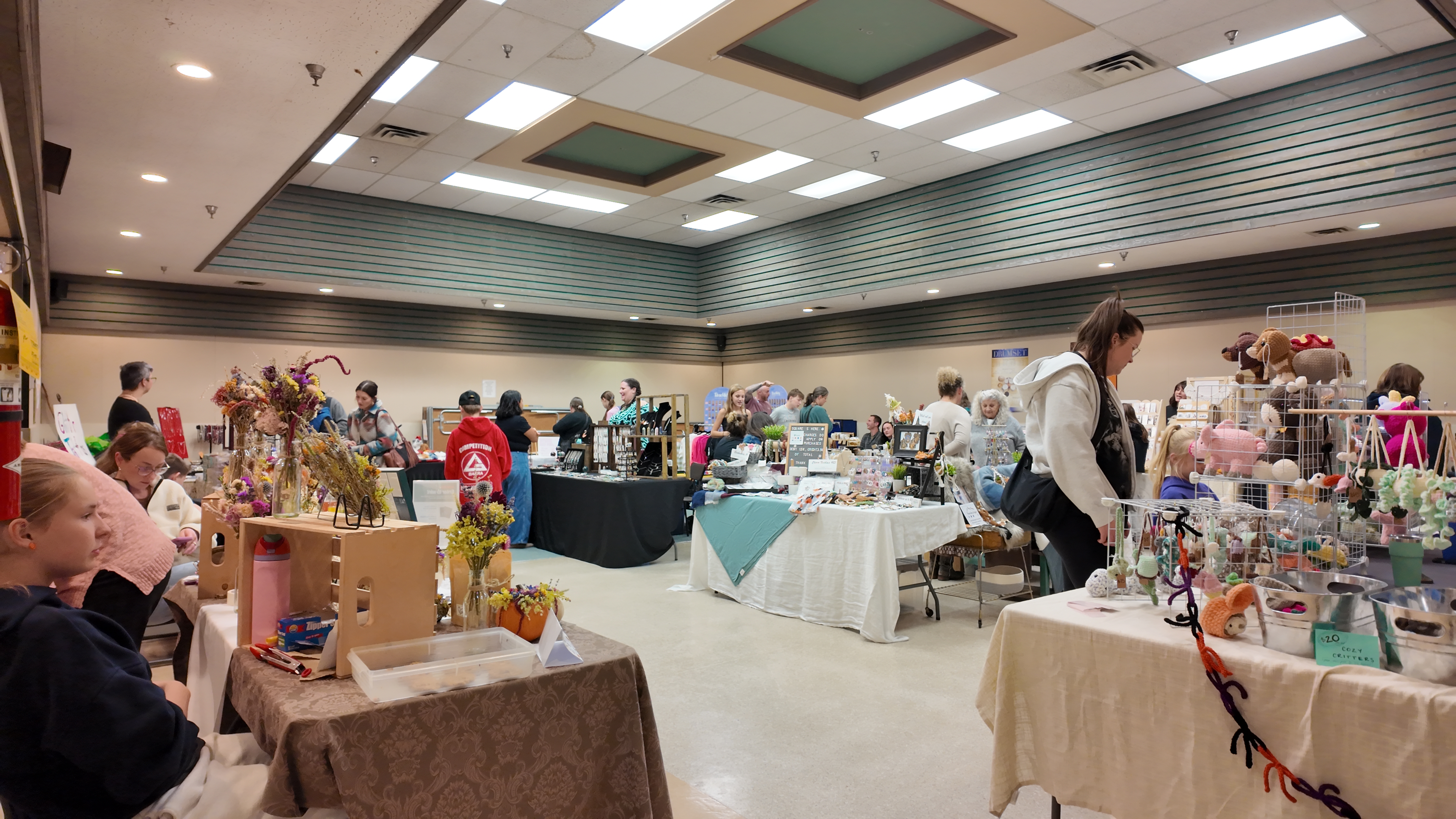 People browsing and shopping at the Rayleigh fall night market - photo credits by tadiwa machana