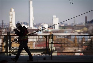 Canadian Press NewsAlert: Economy grows 2.9% growth in Q4, has setback in December | iNFOnews.ca CP27401810