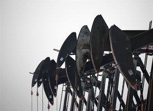 Oil falls near US$100 a barrel; analysts predict a rise in US stockpiles | iNFOnews.ca CP27541869