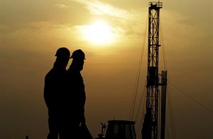 Crude oil back above US$98 a barrel; natural gas falls near two-month low | iNFOnews.ca CP27569524