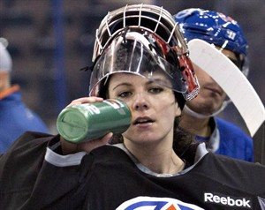 Shannon Szabados makes 27 saves in pro debut with Columbus Cottonmouths | iNFOnews.ca CP27609232