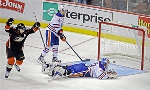 Dvorak scores twice, Hiller makes 27 saves in Ducks' 2-1 win over Oilers | iNFOnews.ca CP22823672