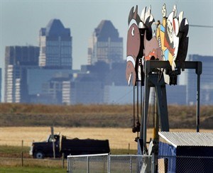 Crude rises nearly 2% as US oil supplies drop by 7.7 million barrels last week | iNFOnews.ca CP26832489