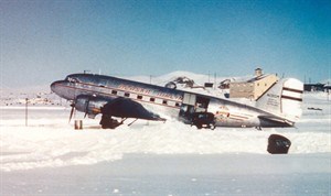 Douglas DC-3 lands short of runway on belly at Yellowknife airport, no injuries | iNFOnews.ca CP24580170