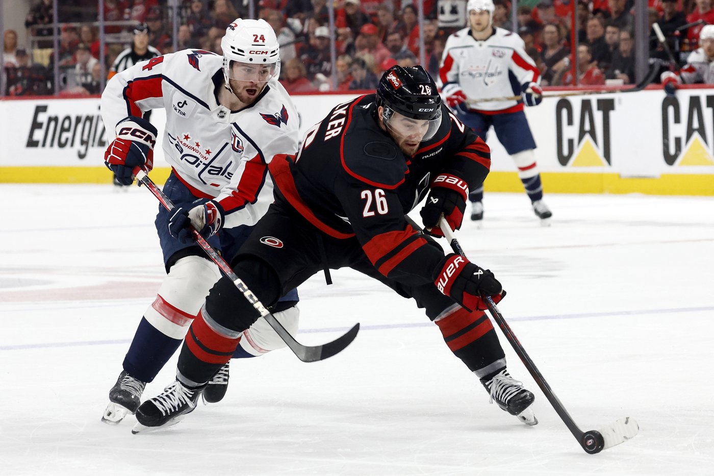 Timely 3rd-period goals from Hall, Walker keep Hurricanes in control of playoff win against Capitals | iNFOnews.ca