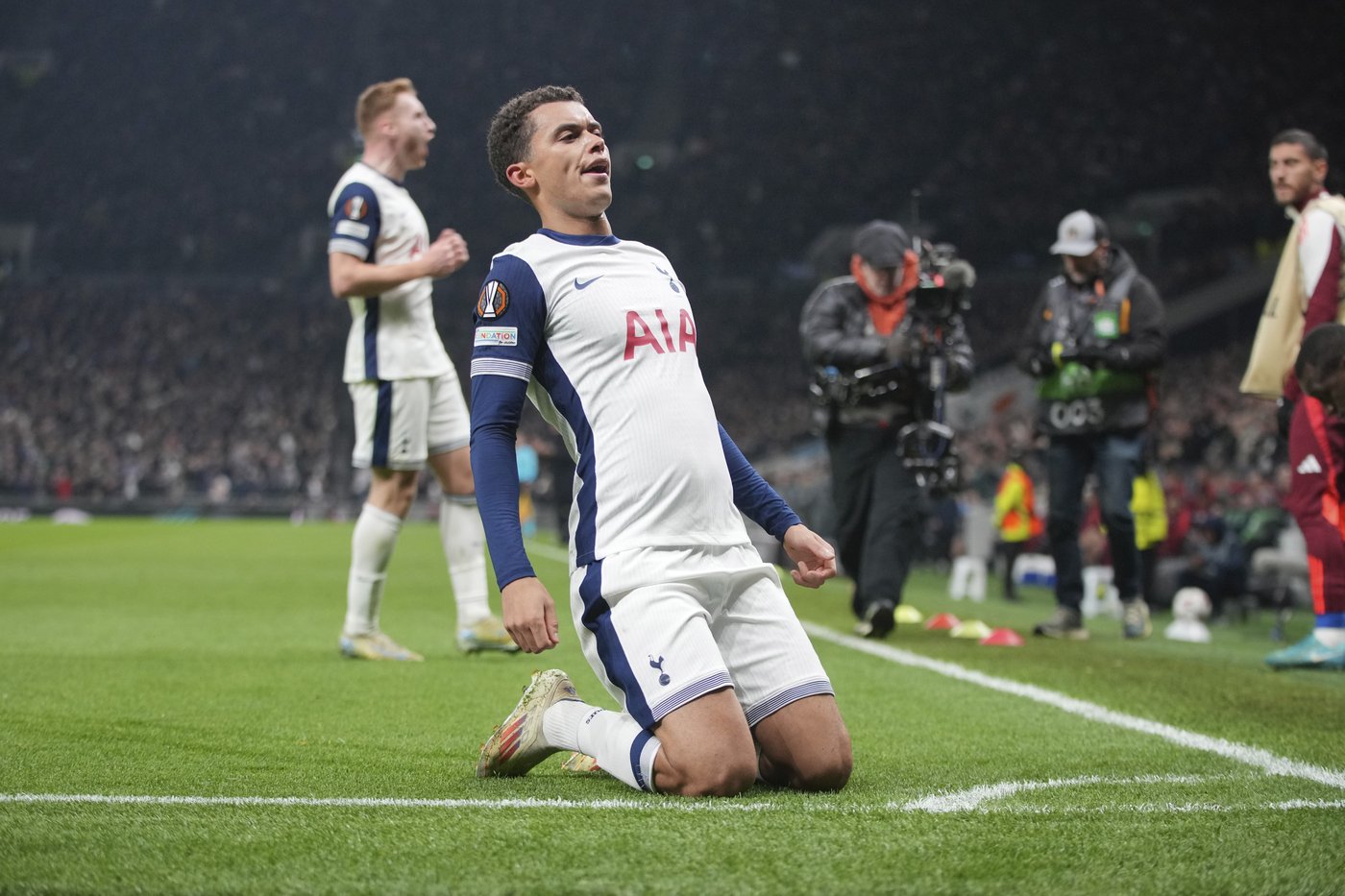 Hojlund scores 2 for Man United to give Amorim winning home debut in Europa League | iNFOnews.ca