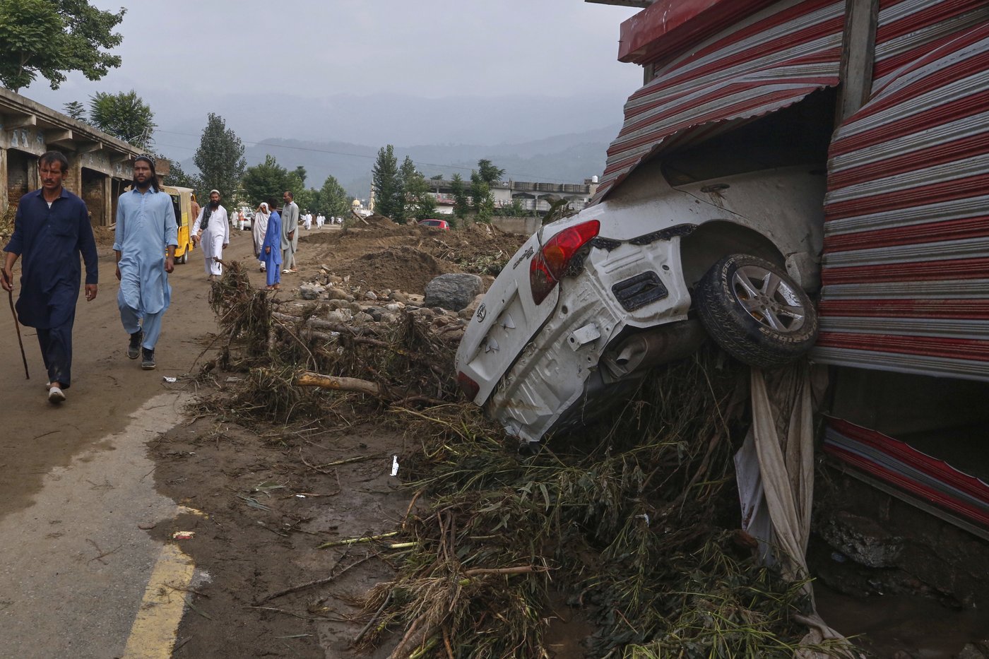 Photos of mourners and searches for the missing from flash floods in Pakistan and India | iNFOnews.ca