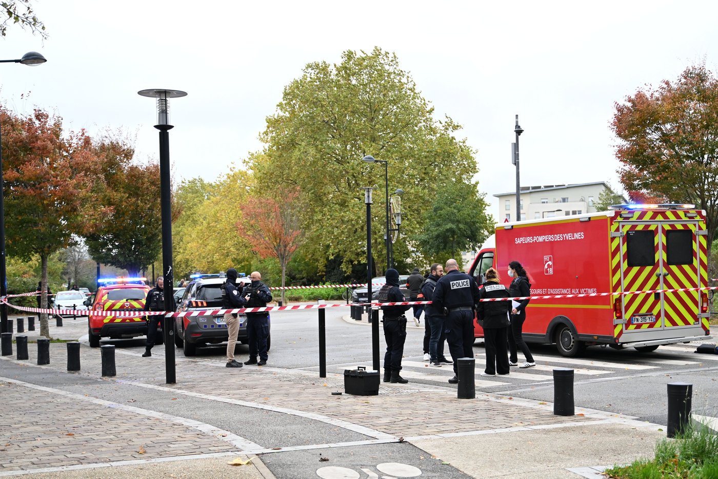 A shooting in the Paris suburbs kills 1 and wounds five in a suspected racist attack | iNFOnews.ca