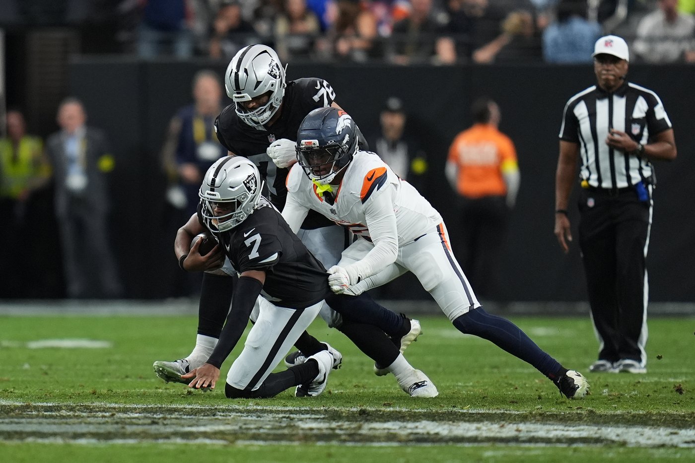 Raiders QB Geno Smith's status unclear after leaving game vs. Broncos with shoulder injury | iNFOnews.ca Raiders QB Geno Smith's status unclear after leaving game vs. Broncos with shoulder injury | iNFOnews.ca