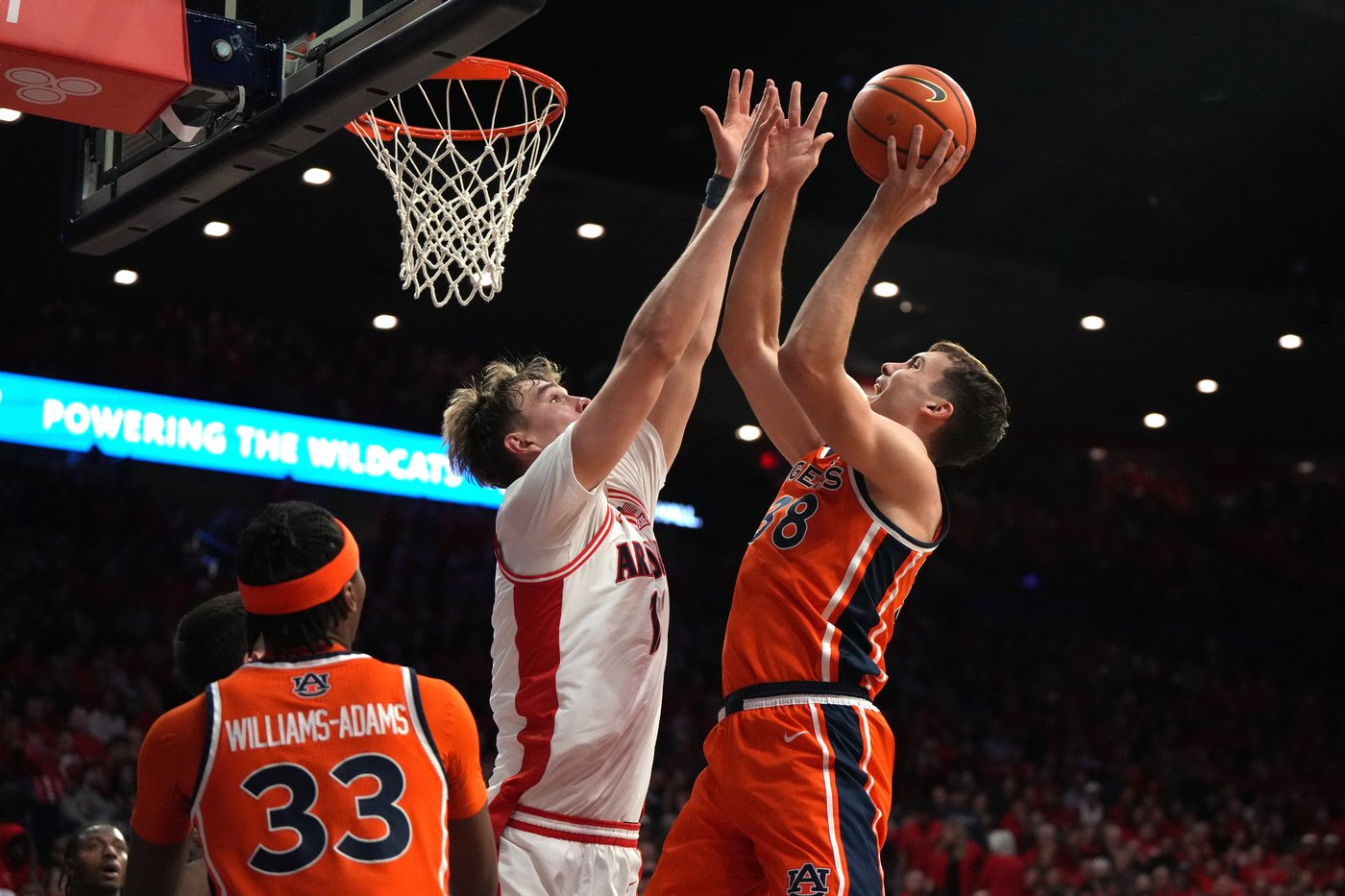 Peat scores 18 points, No. 2 Arizona blows out No. 20 Auburn 97-68 for 4th ranked win | iNFOnews.ca