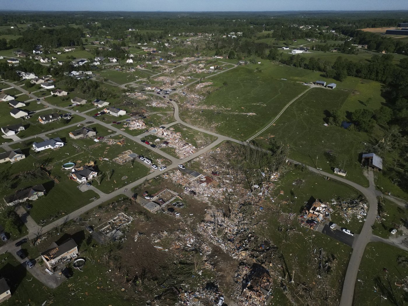 Longtime Kentucky firefighter died in powerful storm while shielding his wife from danger | iNFOnews.ca