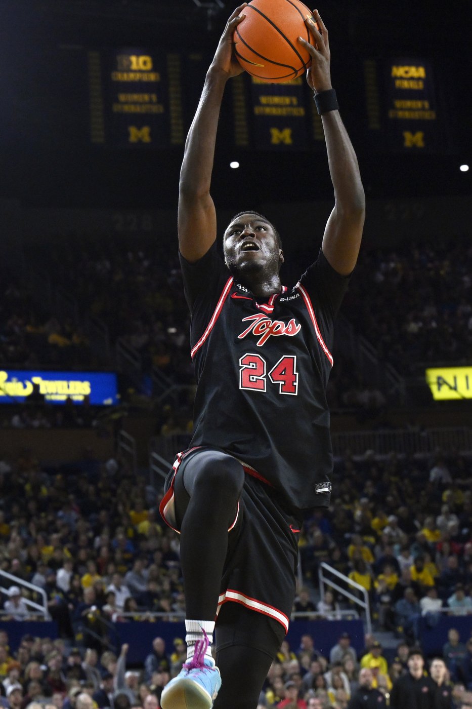 Michigan rolls to 112-64 victory over Western Kentucky | iNFOnews.ca