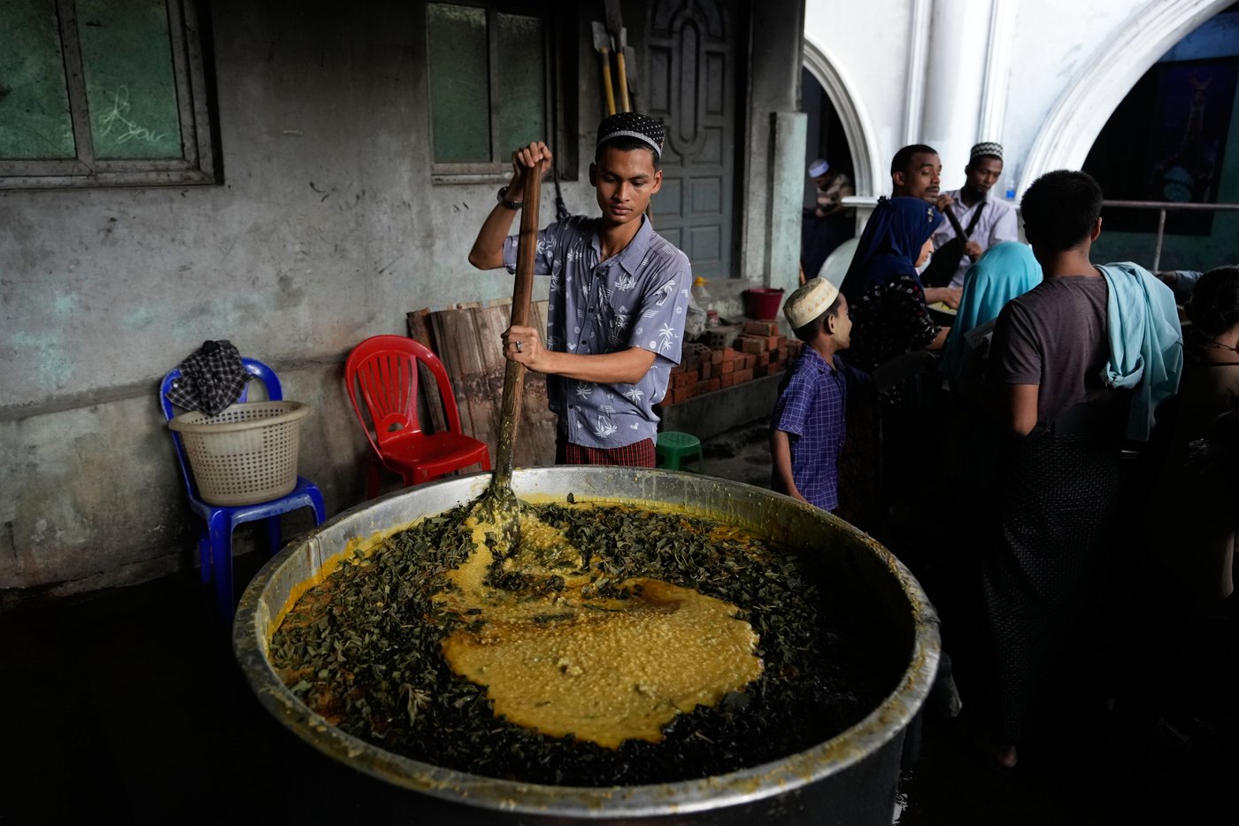 Ramadan ushers in a month of fasting, worship and charity for Muslims, in photos | iNFOnews.ca