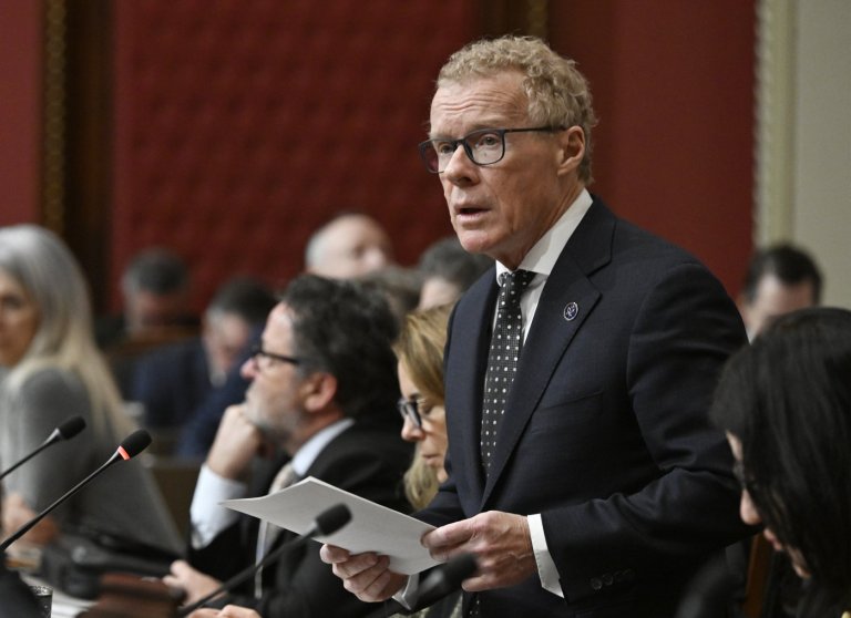 François Legault to shuffle cabinet as two ministers announce run for CAQ leadership | iNFOnews.ca