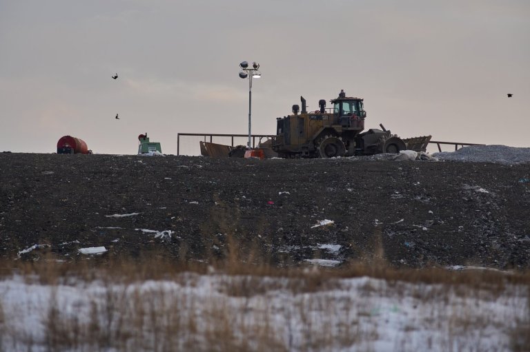 Manitoba shuts down landfill search site, crews still looking for victim at another | iNFOnews.ca