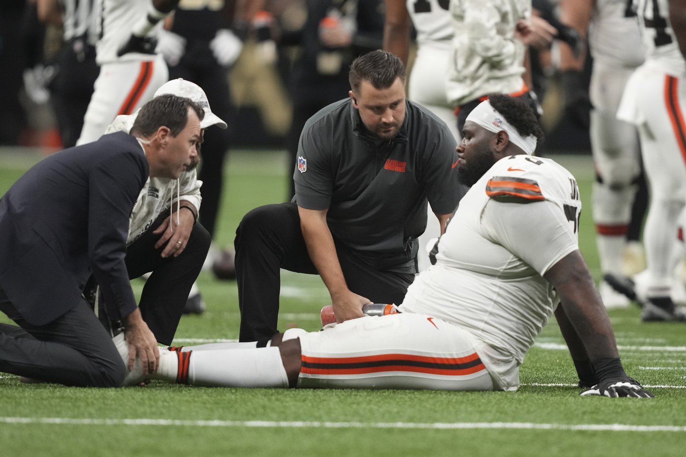 Browns LT Dawand Jones carted off with an ankle injury that will require season-ending surgery | iNFOnews.ca