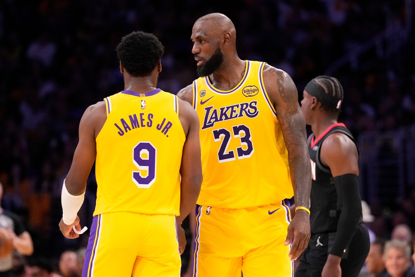 Kennard scores 27, LeBron leads Lakers to surprising 107-98 win over Rockets in playoff opener | iNFOnews.ca Kennard scores 27, LeBron leads Lakers to surprising 107-98 win over Rockets in playoff opener | iNFOnews.ca