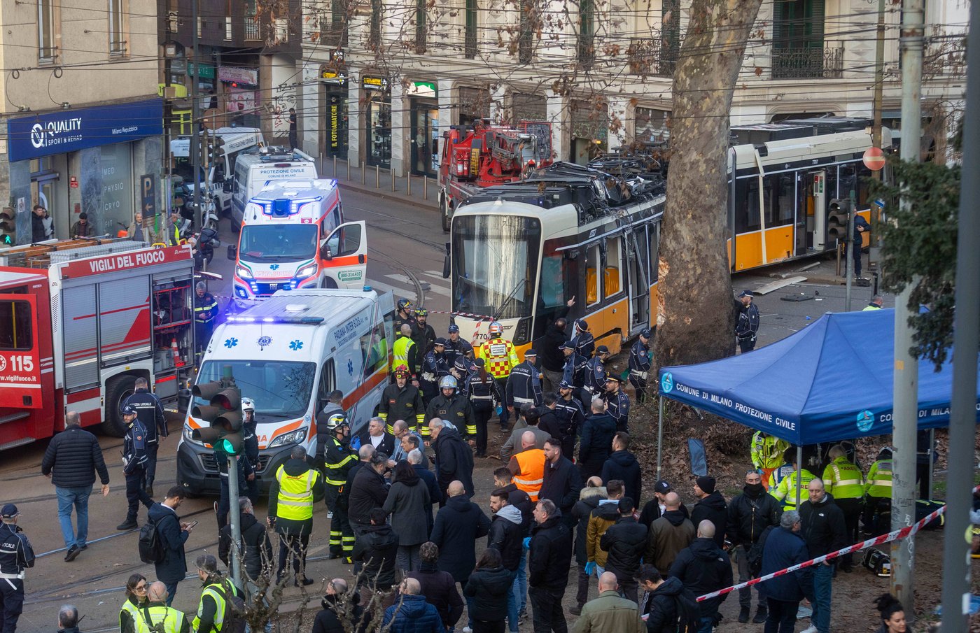 Milan tram derails and slams into a building, killing two people | iNFOnews.ca Milan tram derails and slams into a building, killing two people | iNFOnews.ca