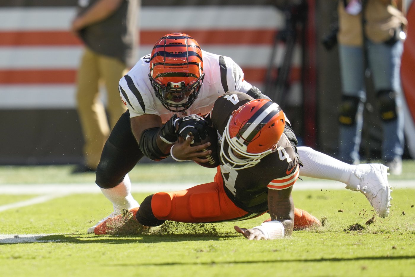 Browns QB Watson suffers likely season-ending Achilles injury. Teammates upset some fans cheered | iNFOnews.ca