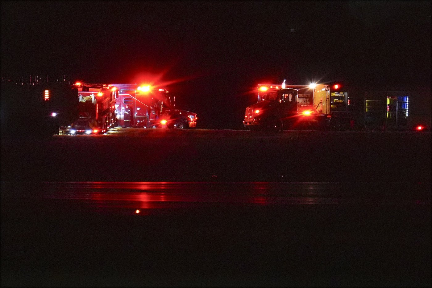 Passenger jet with 64 aboard collides with Army helicopter while landing at Reagan Airport near DC | iNFOnews.ca Passenger jet with 64 aboard collides with Army helicopter while landing at Reagan Airport near DC | iNFOnews.ca