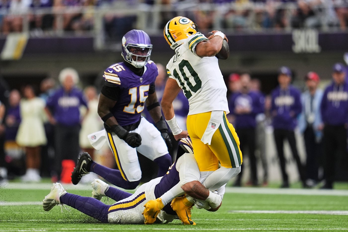 Vikings close with 29 straight points to beat rival Packers as Wentz replaces injured Murray | iNFOnews.ca