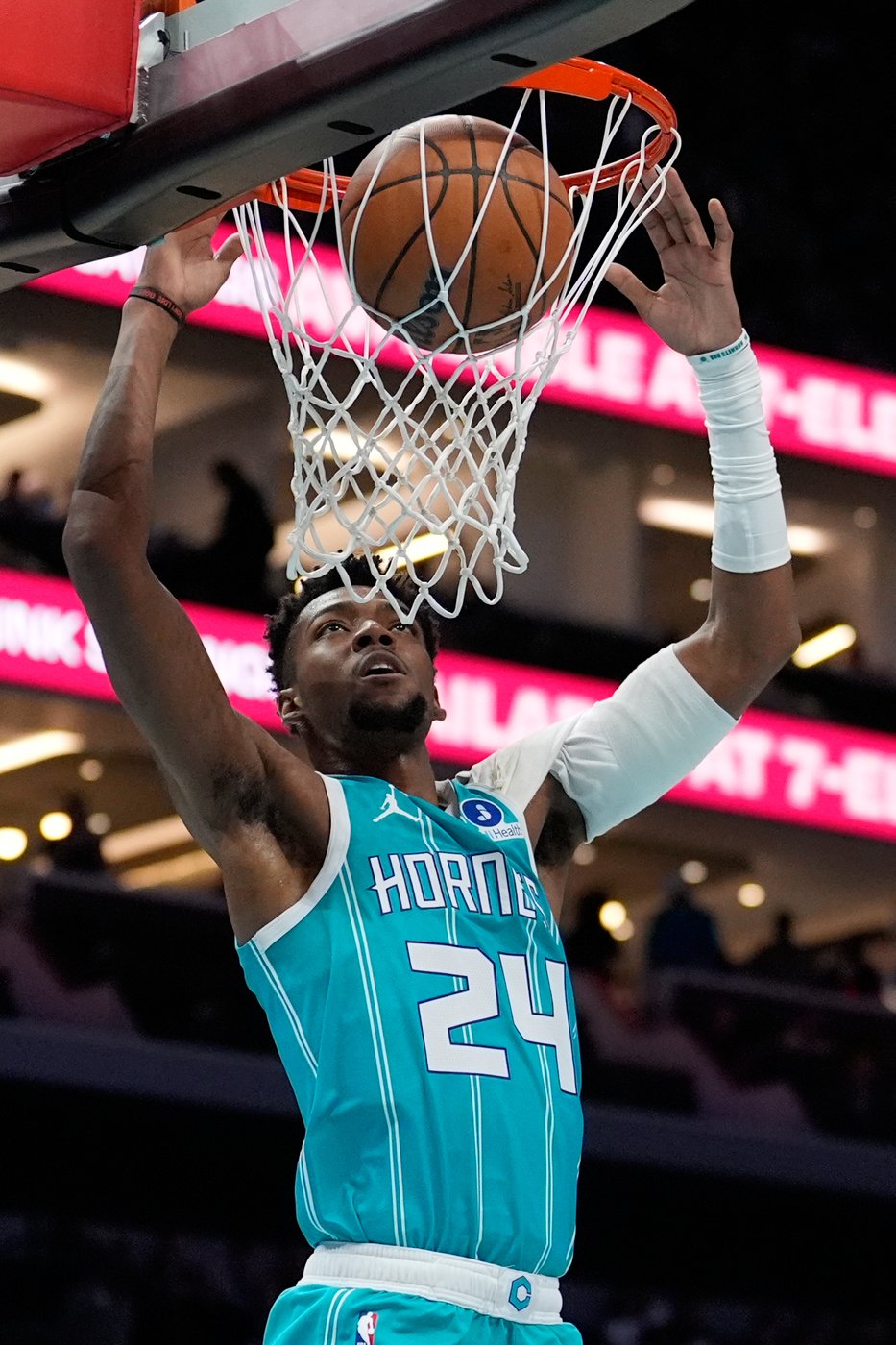 Hornets rout Mavericks 117-90 for 5th straight victory and .500 record | iNFOnews.ca Hornets rout Mavericks 117-90 for 5th straight victory and .500 record | iNFOnews.ca