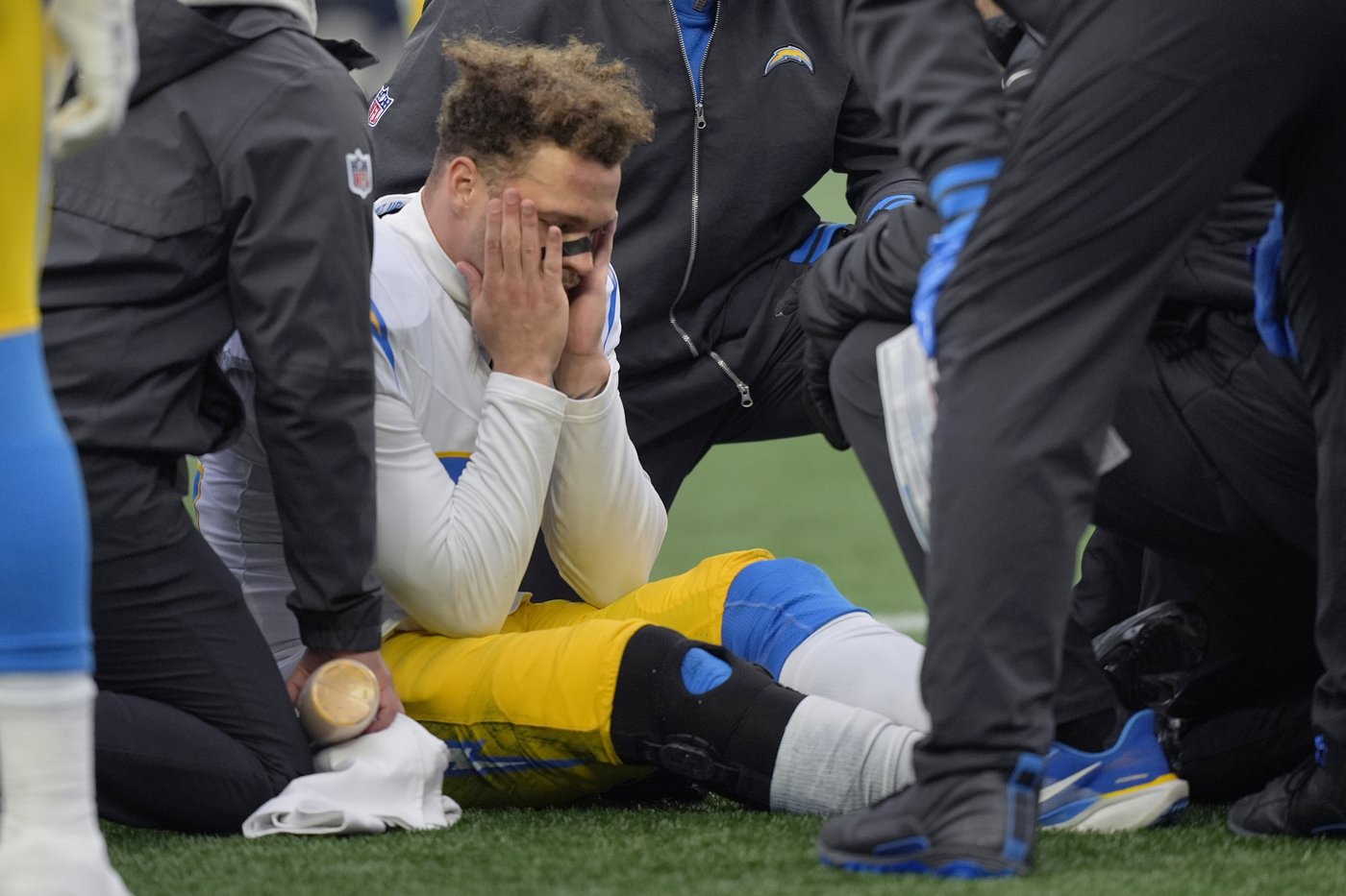 Herbert tosses 3 TD passes and Chargers secure a playoff spot with a 40-7 rout of Patriots | iNFOnews.ca Herbert tosses 3 TD passes and Chargers secure a playoff spot with a 40-7 rout of Patriots | iNFOnews.ca