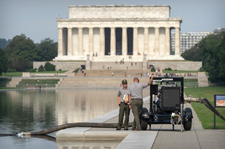 Crews are draining the Lincoln Memorial Reflecting Pool again as part of Trump's troubled revamp | iNFOnews.ca
