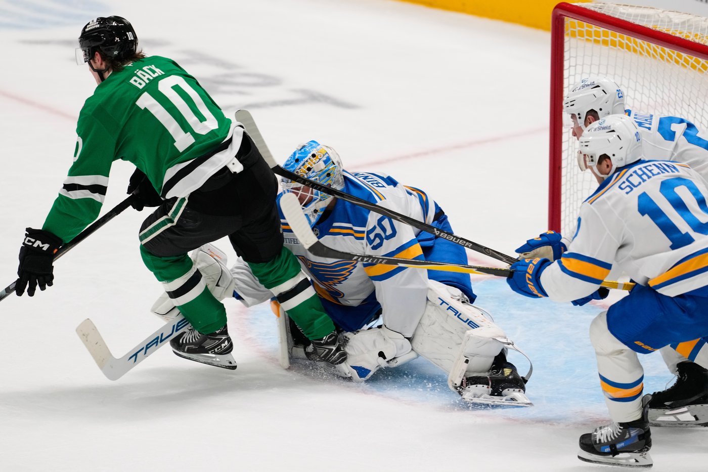 Robertson gets 200th goal, Benn scores 2 and Stars top Blues 5-4 for 6th straight win | iNFOnews.ca Robertson gets 200th goal, Benn scores 2 and Stars top Blues 5-4 for 6th straight win | iNFOnews.ca
