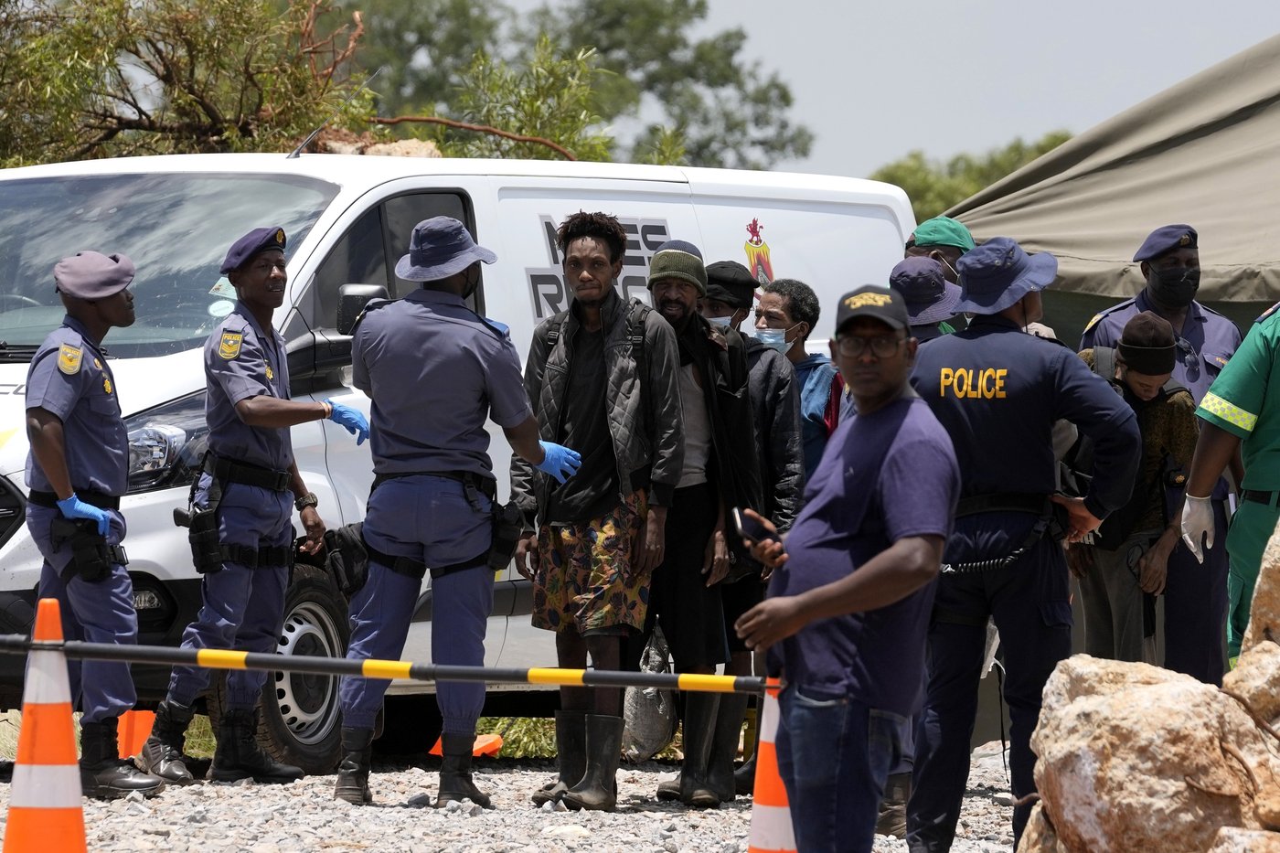 Dozens of survivors and dead pulled from abandoned South African mine as hundreds remain underground | iNFOnews.ca