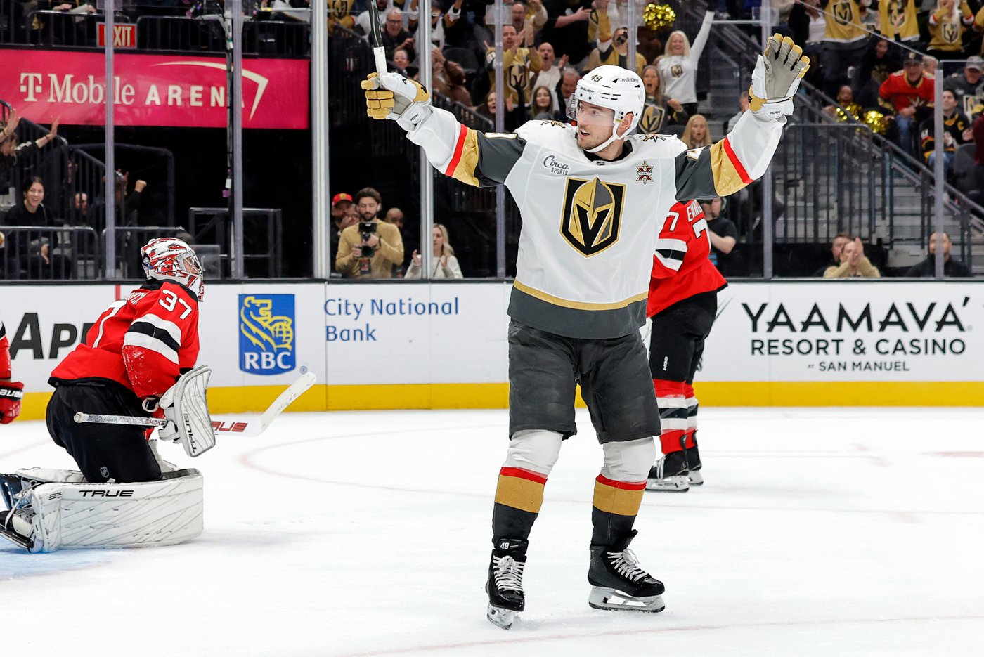Hellebuyck stops 19 shots in 5-2 victory over Golden Knights, wins 2nd straight since joining Devils | iNFOnews.ca