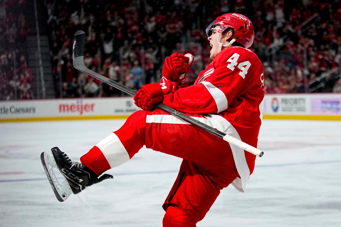 Patrick Kane scores twice to reach 500 goals in Red Wings' 5-1 win over Canucks | iNFOnews.ca