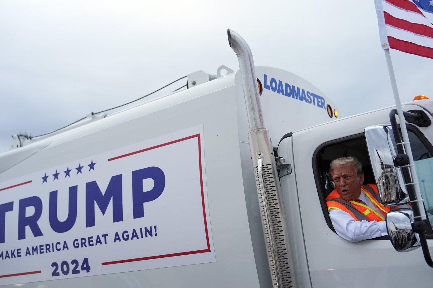 Donald Trump boards a garbage truck to draw attention to Biden remark | iNFOnews.ca Donald Trump boards a garbage truck to draw attention to Biden remark | iNFOnews.ca