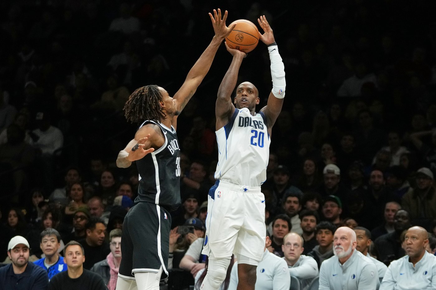 Mavericks beat the Nets 123-114 after both teams arrive on game day because of the blizzard | iNFOnews.ca