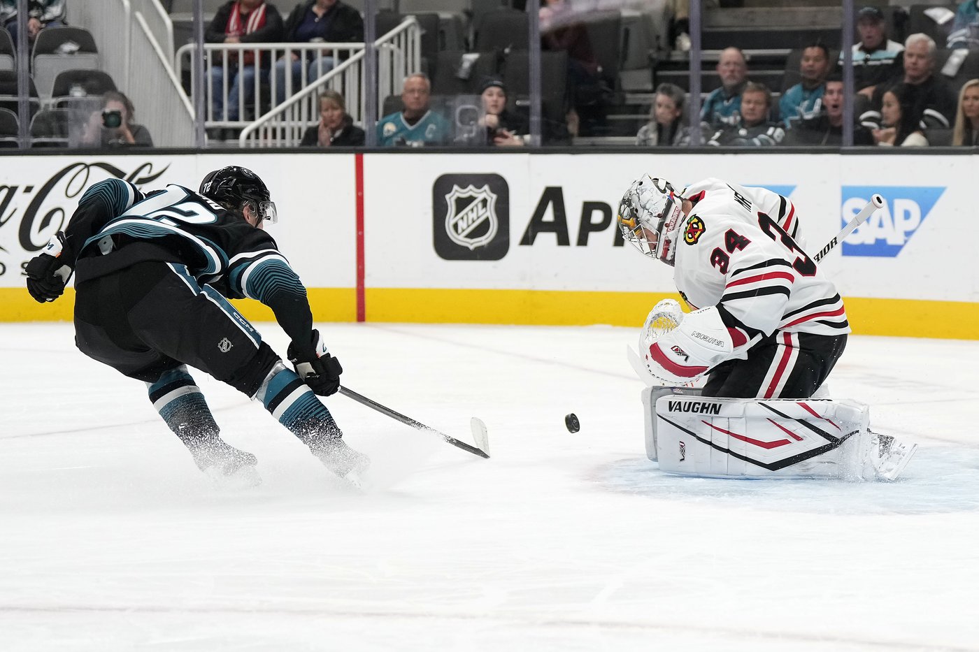 Will Smith scores twice for first NHL goals, Sharks beat Blackhawks 3-2 for third straight win | iNFOnews.ca