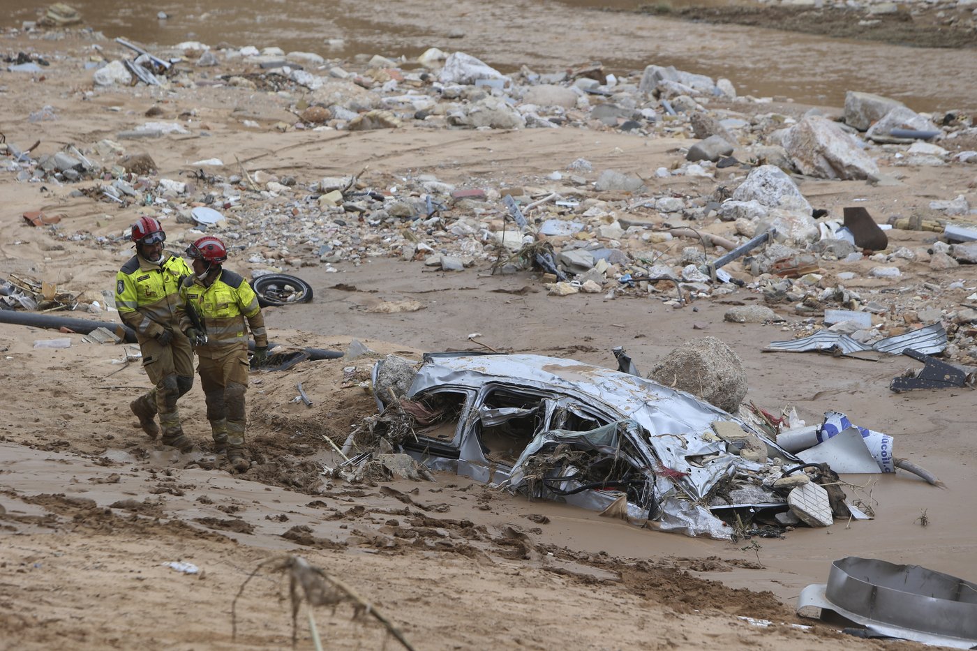 A crowd of Spain's flood survivors toss mud and shouts insults at King Felipe VI | iNFOnews.ca