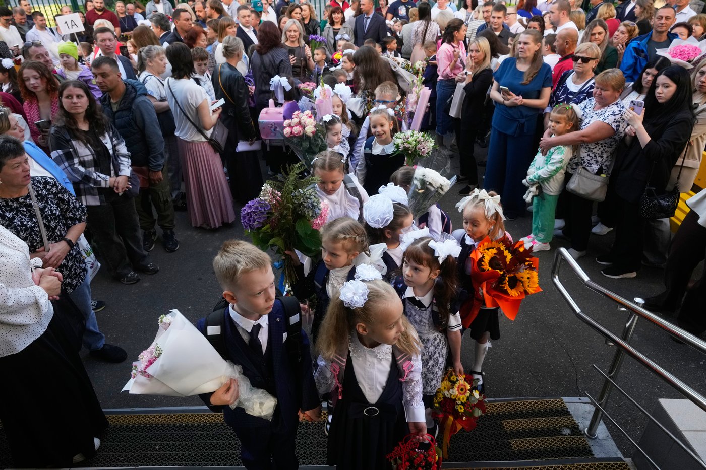 Pupils return to school in Russia and Ukraine as Kyiv students shelter from air raids, in photos | iNFOnews.ca
